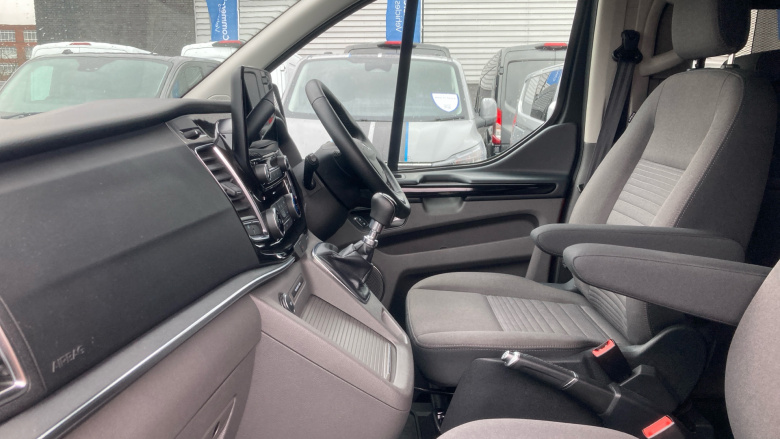 Ford Tourneo Custom 320 L1 Diesel Fwd 2.0 EcoBlue 136ps H1 Titanium 8 seater